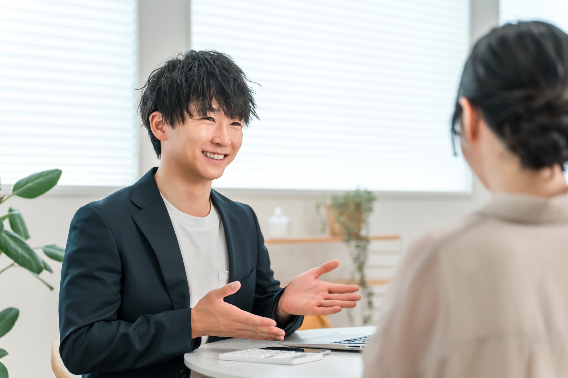 ノートパソコンを前に、お客様の話を聞きながら打ち合わせをする担当者